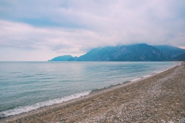 Bulutlu bir günde deniz. 