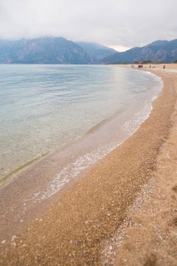 Bulutlu bir günde deniz. 