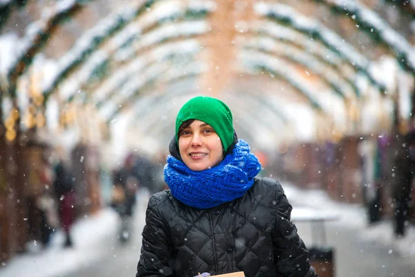 Γυναίκα σε δρόμο της πόλης κατά τη διάρκεια μιας χιονόπτωση. — Φωτογραφία Αρχείου