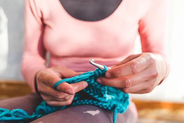 Crochets Femme Assis Dans Lit Aiguilles Pendant Quarantaine Jeune Fille — Photo