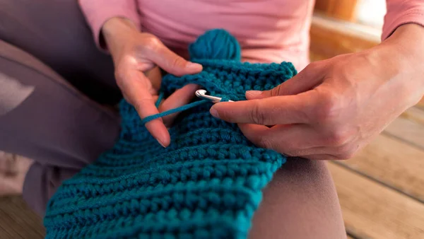 Mulher Crochê Sentado Cama Agulha Durante Quarentena Menina Malhas Fio — Fotografia de Stock
