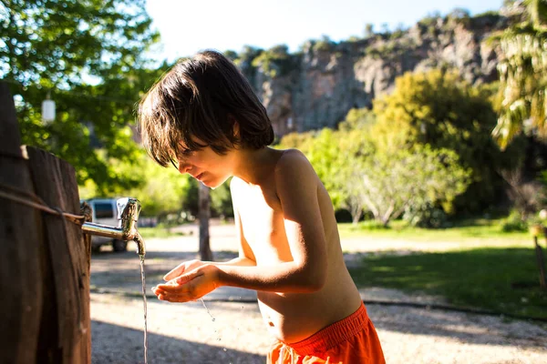 Sıcaktan Bıkan Çocuk Evin Avlusundaki Musluktan Akan Suyla Vücudunu Yıkıyor — Stok fotoğraf