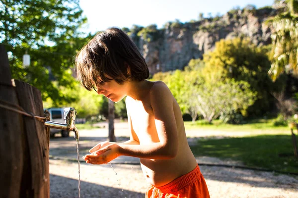 Cansado Del Calor Niño Lava Cuerpo Con Agua Grifo Patio — Foto de Stock