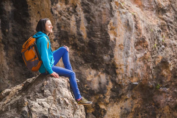 Una Mujer Con Una Mochila Sienta Una Gran Piedra Sobre —  Fotos de Stock