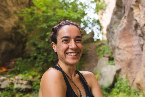 Retrato Alpinista Sorridente Mulher Está Rir Morena Emocional Relaxante Natureza — Fotografia de Stock