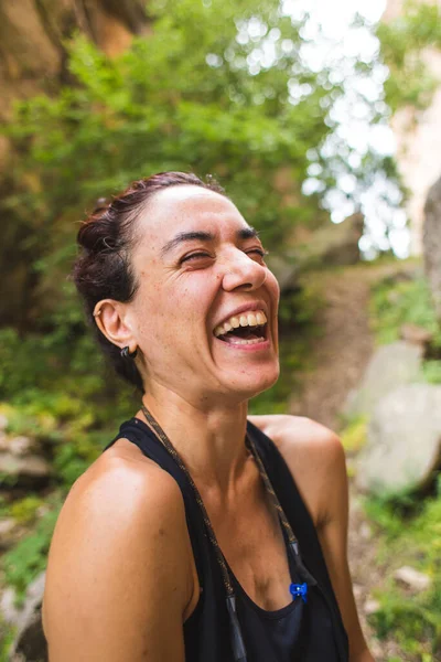 Портрет Усміхненого Альпініста Жінка Сміється Емоційна Брюнетка Розслабляється Природі — стокове фото