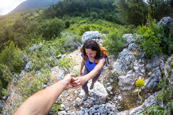 Sırt Çantalı Bir Kadın Dağlarda Seyahat Eder Ele Tutuşur Bir — Stok fotoğraf