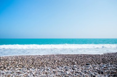 Güzel deniz dalgaları. Okyanus kıyısında. Kumlu sahilde dinlen. Deniz köpüğü..