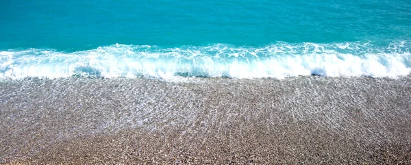 Akdeniz Temiz Turkuaz Suyu Boş Kumsal Deniz Köpüğü Okyanus Kıyısında — Stok fotoğraf