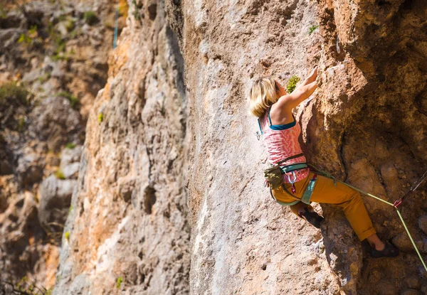 Bir Kız Kayaya Tırmanıyor Sporcu Doğada Antrenman Yapar Kadınlar Zor — Stok fotoğraf