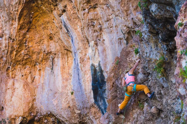 Bir Kız Kayaya Tırmanıyor Sporcu Doğada Antrenman Yapar Kadınlar Zor — Stok fotoğraf