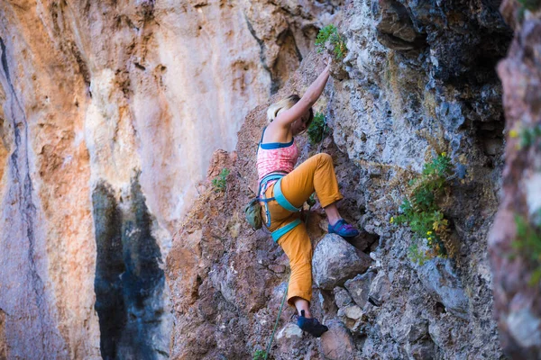 Bir Kız Kayaya Tırmanıyor Sporcu Doğada Antrenman Yapar Kadınlar Zor — Stok fotoğraf
