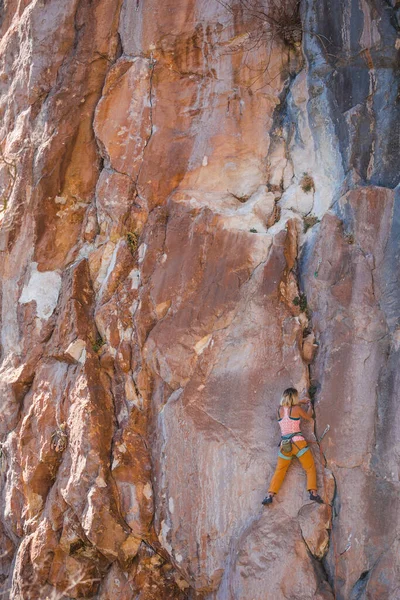 Una Chica Trepa Una Roca Atleta Entrena Naturaleza Mujer Supera —  Fotos de Stock