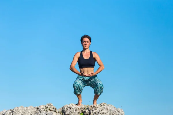 Ragazza Pratica Yoga Cima Alla Montagna Donna Esegue Asana Piedi — Foto Stock