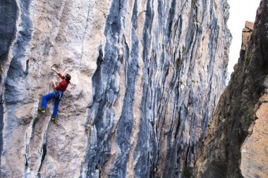 Güçlü bir adam bir kayaya tırmanır, Türkiye 'de kaya tırmanışı yapar, dayanıklılık ve dayanıklılık eğitimi alır, ekstrem sporlar yapan bir adam, dağcı doğada eğitim görür..