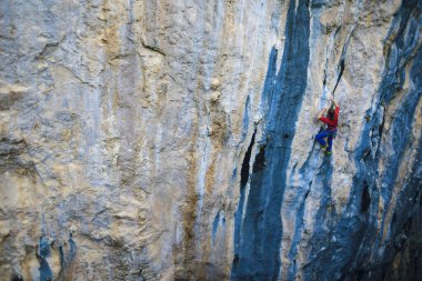 Güçlü bir adam bir kayaya tırmanır, Türkiye 'de kaya tırmanışı yapar, dayanıklılık ve dayanıklılık eğitimi alır, ekstrem sporlar yapan bir adam, dağcı doğada eğitim görür..