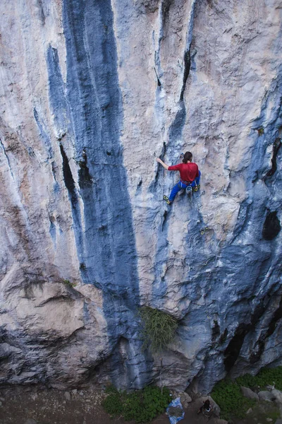 一个强壮的人爬上岩石 一个强壮的人爬上土耳其的岩石 训练耐力和力量 一个极限运动的人 一个攀岩者在大自然中训练 — 图库照片