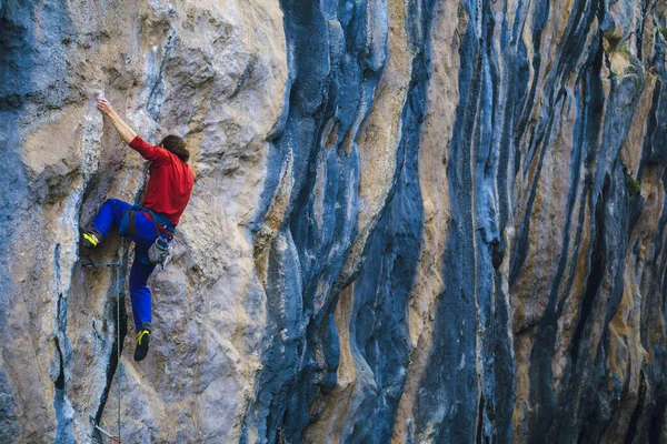 Homem Forte Sobe Uma Rocha Escalada Turquia Resistência Força Treinamento — Fotografia de Stock