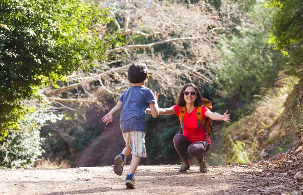 Niño Corre Hacia Madre Niño Camina Con Madre Bosque Una — Foto de Stock