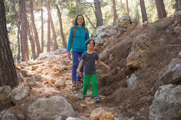 Una Mujer Camina Con Hijo Por Bosque Chico Con Madre —  Fotos de Stock
