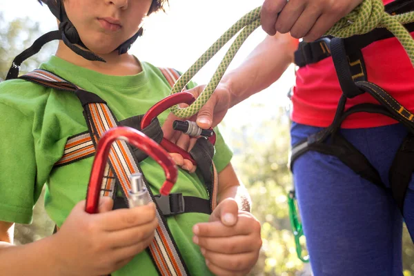 Instrutor Ensina Criança Usar Equipamentos Escalada Menino Está Preparando Para — Fotografia de Stock