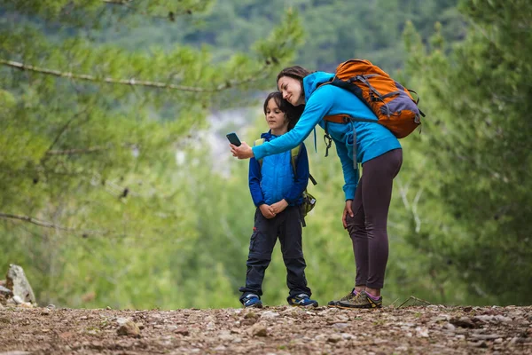 Copil Rucsac Face Selfie Smartphone Mama Fundalul Unei Păduri Munte — Fotografie, imagine de stoc