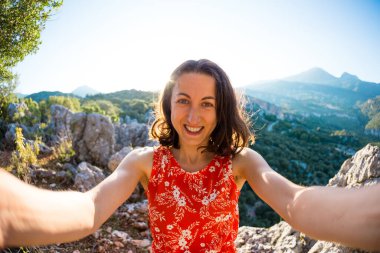 Bir kadın dağın tepesinde selfie çekiyor, bir kız bir dağ vadisinin arka planında fotoğraf çekiliyor, Türkiye 'nin pitoresk yerlerine bir gezi..