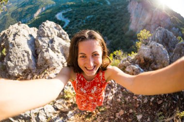 Bir kadın dağın tepesinde selfie çekiyor, bir kız bir dağ vadisinin arka planında fotoğraf çekiliyor, Türkiye 'nin pitoresk yerlerine bir gezi..