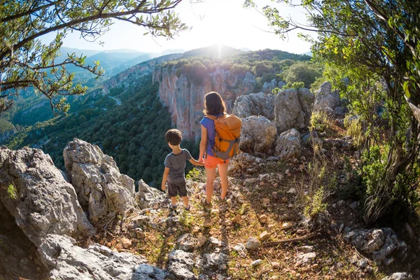 Ragazzo Sua Madre Sono Piedi Sulla Cima Della Montagna Una — Foto Stock