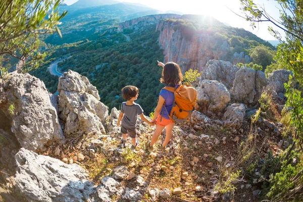 Menino Sua Mãe Estão Topo Montanha Uma Mulher Está Viajando — Fotografia de Stock