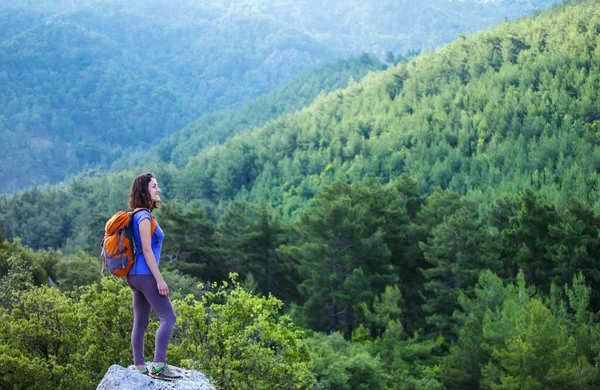 Eine Frau Mit Einem Rucksack Steht Auf Einem Berg Und — Stockfoto