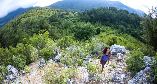 Sırt Çantalı Bir Kız Dağ Yolunda Gidiyor Bir Kadın Resimli — Stok fotoğraf