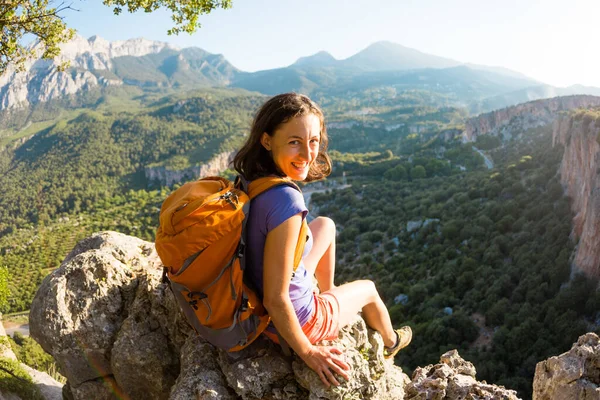 Uma Mulher Com Uma Mochila Senta Topo Uma Montanha Admira — Fotografia de Stock