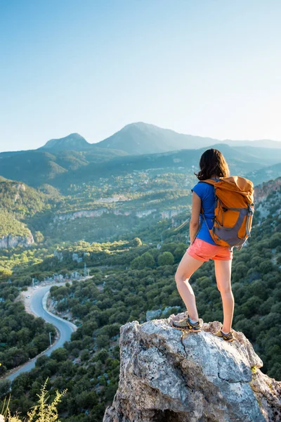 Una Donna Con Uno Zaino Trova Sulla Cima Una Montagna — Foto Stock