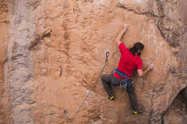 Hombre Fuerte Trepa Una Roca Fuertes Músculos Espalda Escalada Roca — Foto de Stock