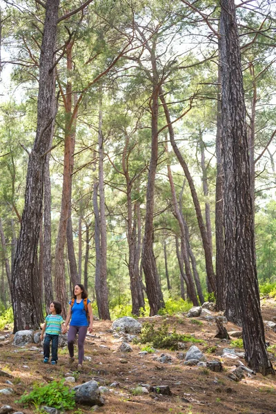 Una Mujer Camina Con Hijo Por Bosque Niño Con Madre — Foto de Stock