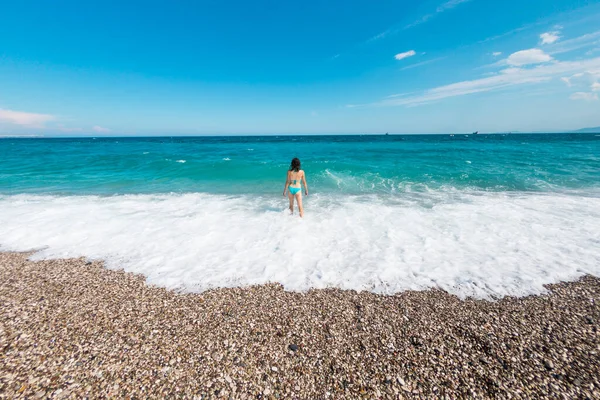 Una Ragazza Costume Bagno Cammina Lungo Spiaggia Guarda Mare Onde — Foto Stock