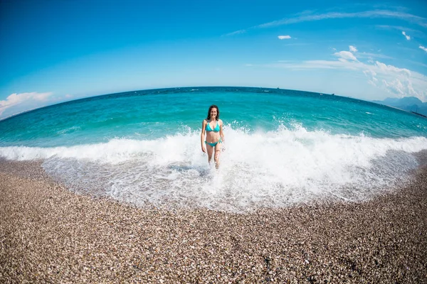 Une Fille Maillot Bain Promène Long Plage Regarde Mer Les — Photo