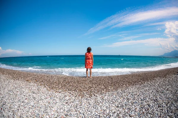 Una Ragazza Abito Cammina Lungo Spiaggia Guarda Mare Onde Del — Foto Stock