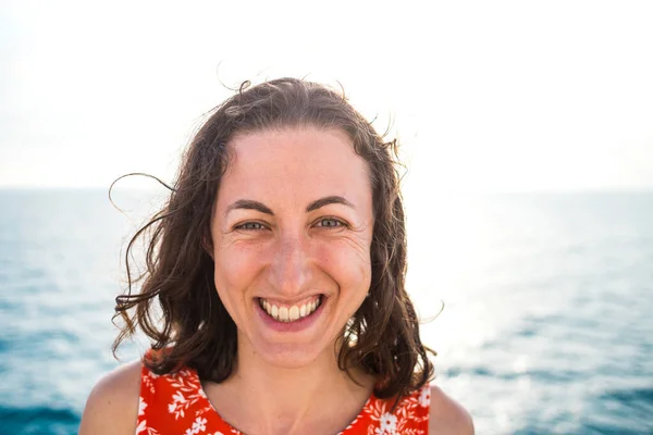 Retrato Uma Mulher Sorridente Fundo Mar Uma Menina Descansando Costa — Fotografia de Stock