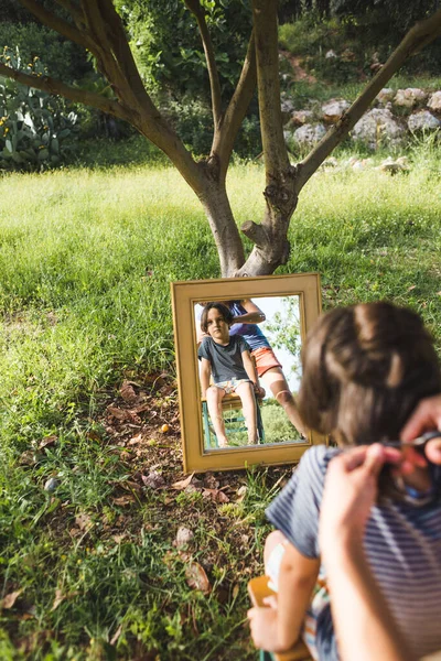 Una Mujer Corta Pelo Niño Patio Casa Mamá Corta Pelo — Foto de Stock