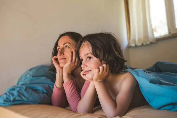 Menino Com Mãe Deitada Cama Uma Mulher Passa Tempo Com — Fotografia de Stock