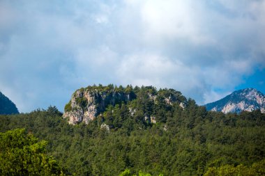 Türkiye dağlarındaki antik Trebenna kenti. Gökyüzüne karşı bulutlu dağlar. Lycian Yolu. Türkiye 'nin pitoresk doğası.