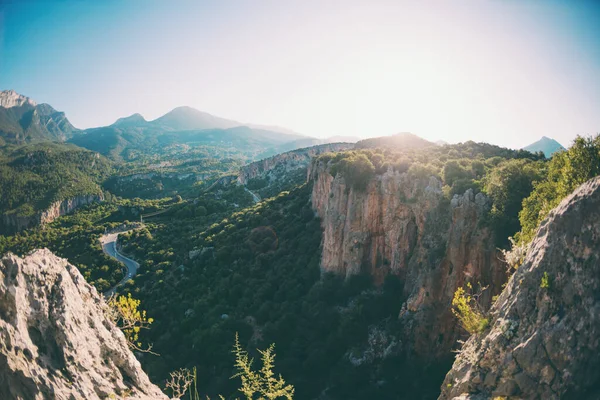 의아름다운 사이의 아름다운 산골짜기 — 스톡 사진