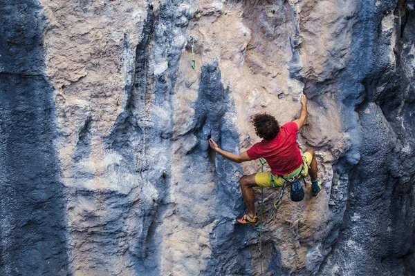 Hombre Fuerte Trepa Una Roca Fuertes Músculos Espalda Escalada Roca —  Fotos de Stock