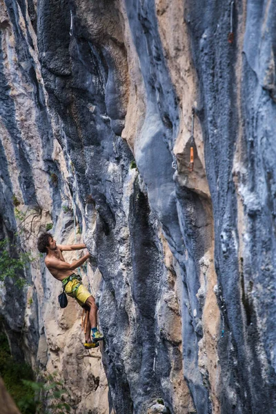 Een Sterke Man Beklimt Een Rots Sterke Rugspieren Rotsklimmen Turkije — Stockfoto