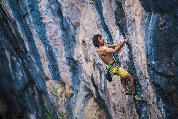 Ένας Δυνατός Άντρας Σκαρφαλώνει Βράχο Δυνατοί Μύες Της Πλάτης Αναρρίχηση — Φωτογραφία Αρχείου