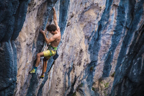 Hombre Fuerte Trepa Una Roca Fuertes Músculos Espalda Escalada Roca — Foto de Stock