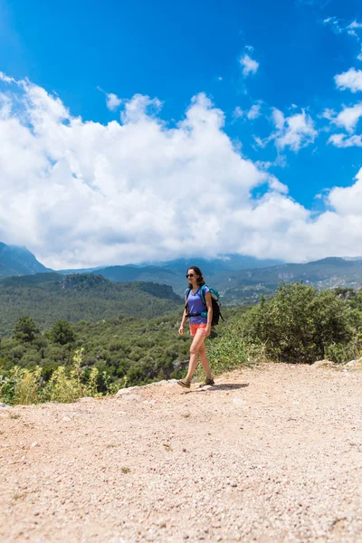 Eine Frau Mit Einem Rucksack Steht Auf Einem Berg Und — Stockfoto