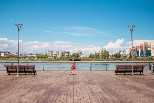 Ein Mädchen Einem Kleid Geht Auf Der Promenade Von Antalya — Stockfoto